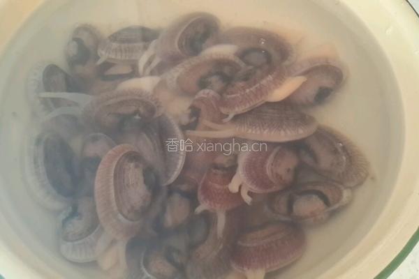 紫苏炒花甲的做法图解1