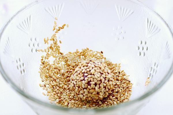 紫薯糯米芝麻球的做法图解8