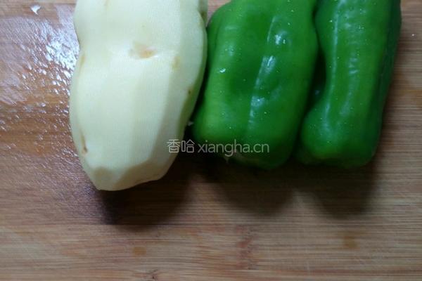 爆炒尖椒土豆片的做法图解1