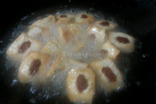 炸三角豆腐的做法图解4
