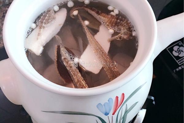 海龙海马海雀汤的做法图解3