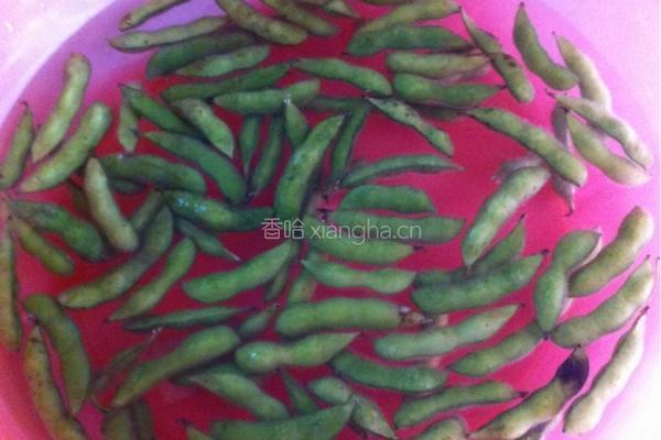 盐水毛豆的做法图解1