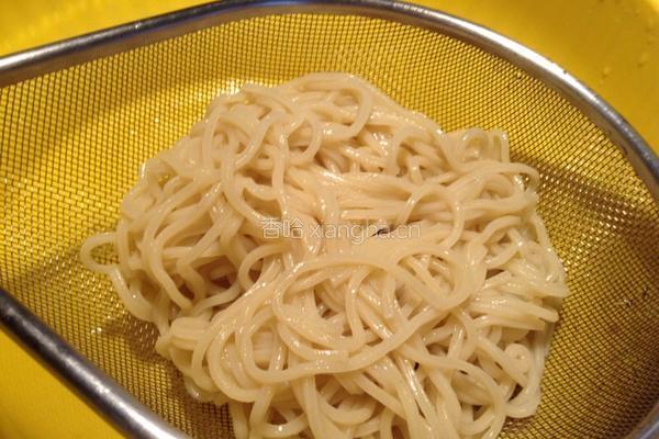 凉拌鲜味面条的做法图解1