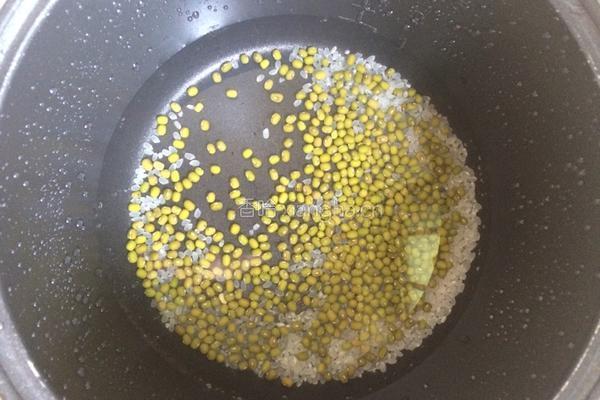 绿豆冰糖粥的做法图解2