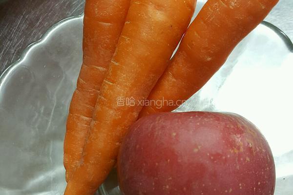 胡萝卜苹果汁的做法图解1