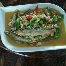 黄豆烧河鱼的做法[图]