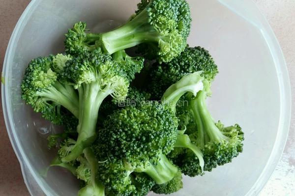 西兰花香菇炒瘦肉的做法图解3