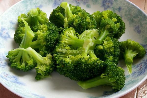 西兰花香菇炒瘦肉的做法图解6
