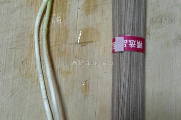 葱花荞麦面的做法图解1
