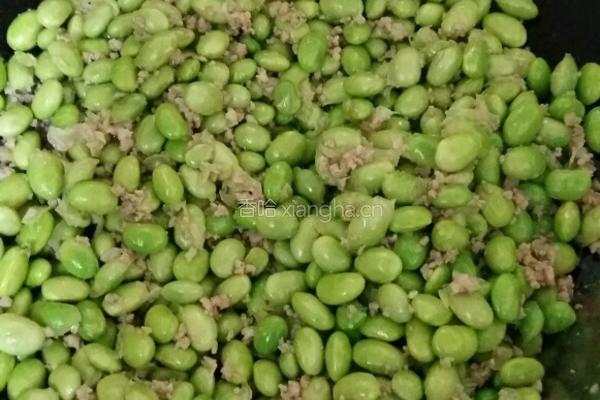 烂肉闷毛豆的做法图解2