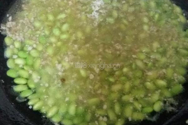 烂肉闷毛豆的做法图解3