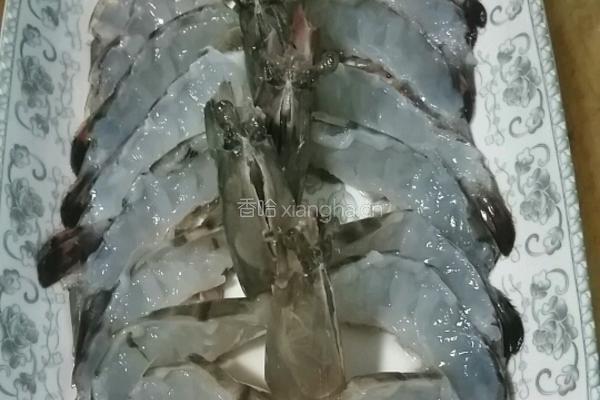 蒜茸蒸开边虾的做法图解1
