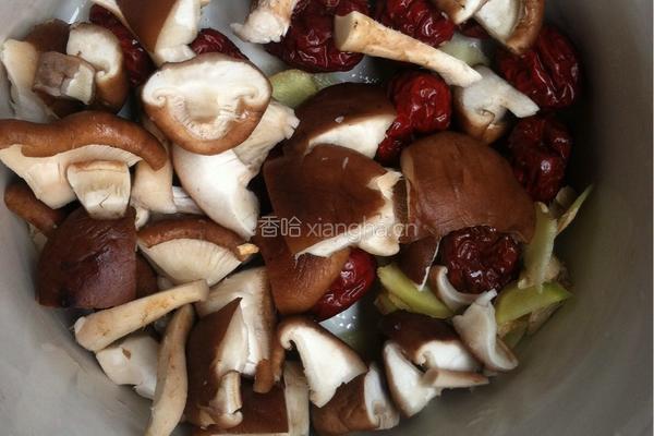 冬菇竹丝鸡汤的做法图解5