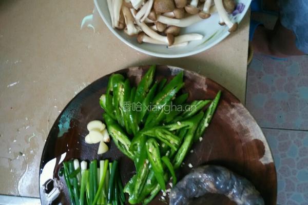 川味腊肠炒菇的做法图解1
