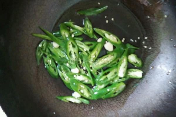 川味腊肠炒菇的做法图解2