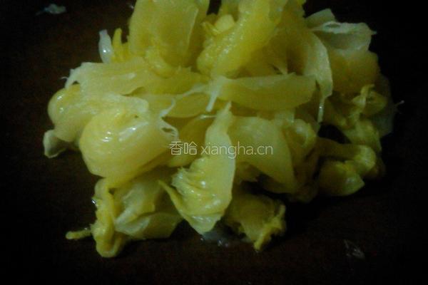 酸菜焖草鱼的做法图解1