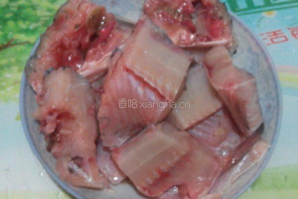 酸菜焖草鱼的做法图解2