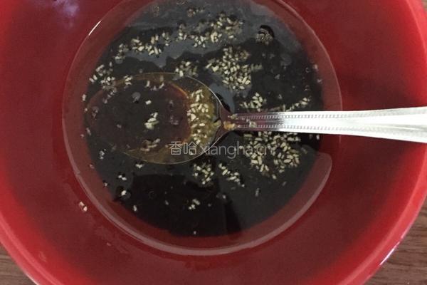 香辣黄瓜丝拌豆腐的做法图解2
