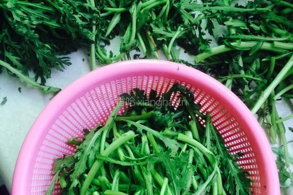 蒜香茼蒿的做法图解1
