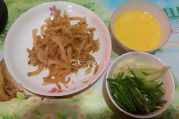 榨菜炒鸡蛋的做法图解1
