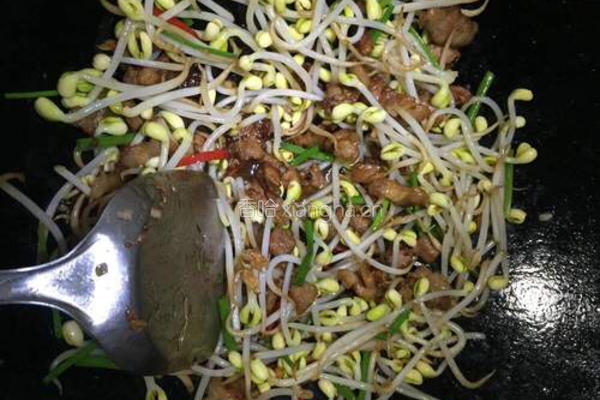 五花肉炒黄豆芽的做法图解7