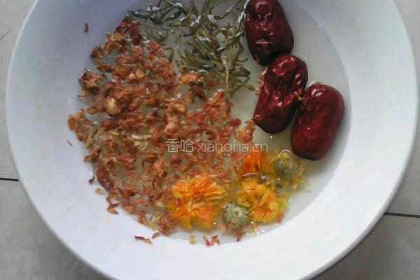 清热解毒三花茶的做法图解1