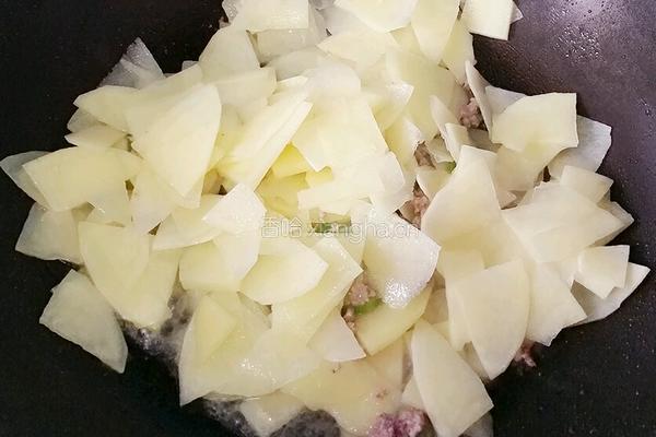 番茄酱肉沫炒土豆片的做法图解5