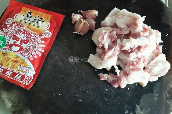 五花肉焖榨菜的做法图解1