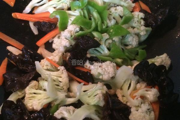 木耳炒花菜的做法图解6