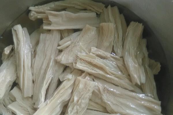 腐竹炒木耳的做法图解2