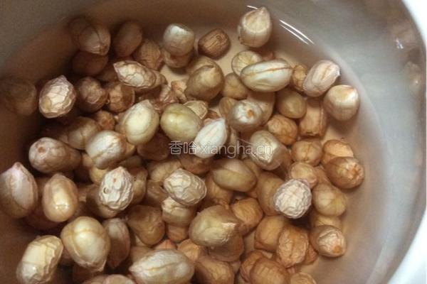 花生排骨瓦罐汤的做法图解2
