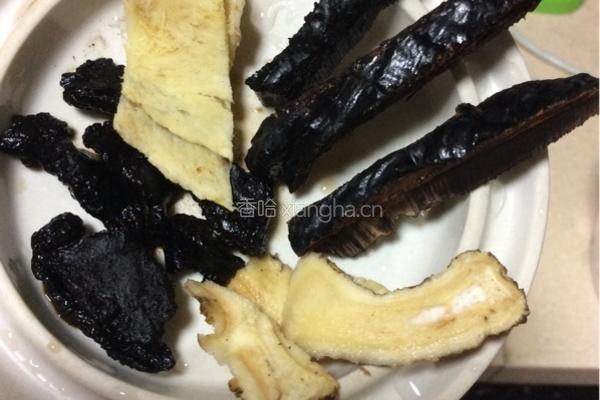 花生排骨瓦罐汤的做法图解3