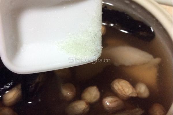 花生排骨瓦罐汤的做法图解5