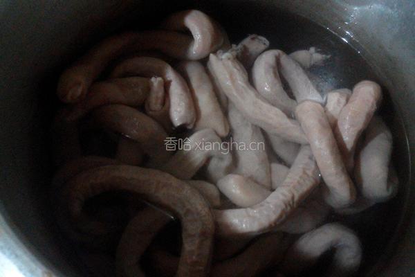 酸菜炒猪小肠的做法图解2