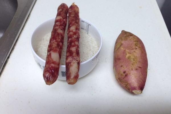 红薯香肠焖饭的做法图解1