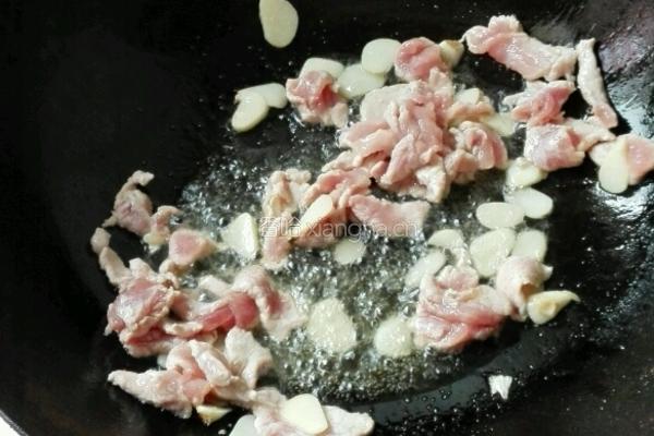 坝上榛蘑炒肉片的做法图解3
