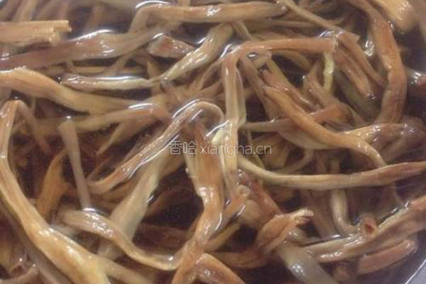 黄花菜木耳炒瘦肉的做法图解1