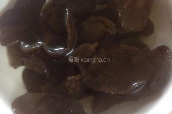 黄花菜木耳炒瘦肉的做法图解2