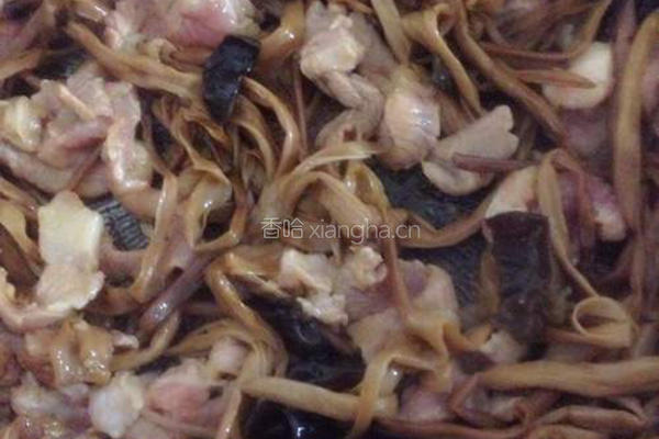 黄花菜木耳炒瘦肉的做法图解5