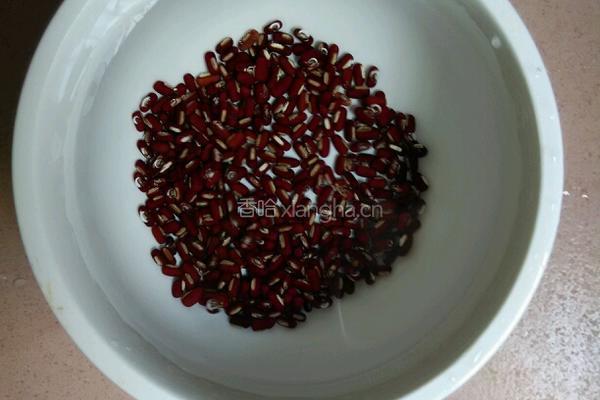 电压力煲煲猪小肚赤小豆汤的做法图解1