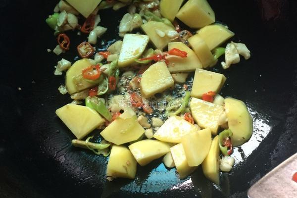 鸡腿炒土豆的做法图解3