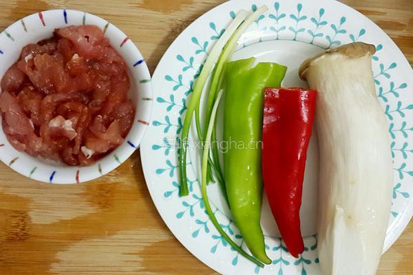 杏鲍菇炒里脊肉/时令蘑菇炒里脊的做法图解1