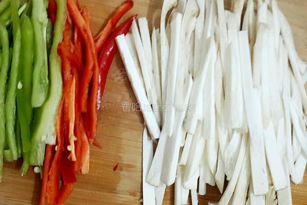 杏鲍菇炒里脊肉/时令蘑菇炒里脊的做法图解3