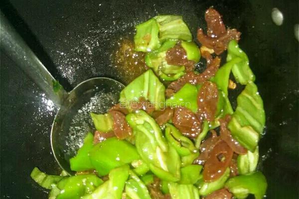 腊肠炒青椒的做法图解8