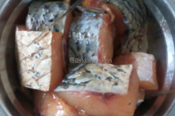 红烧草鱼的做法图解1