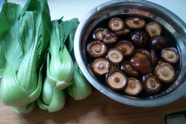 香菇扒油菜的做法图解1