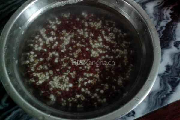 红豆薏米粥的做法图解2