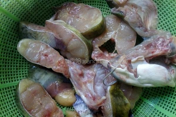 鲢鱼烧豆腐的做法图解1