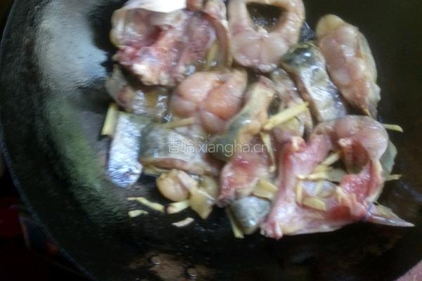 鲢鱼烧豆腐的做法图解3