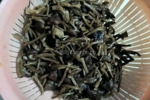 芹菜炒茶树菇的做法图解3